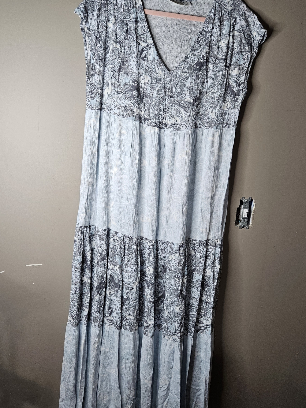 Wonderly Light Blue Paisley Tiered V-Neck Maxi Dress Size M ptp 21" Length 57"